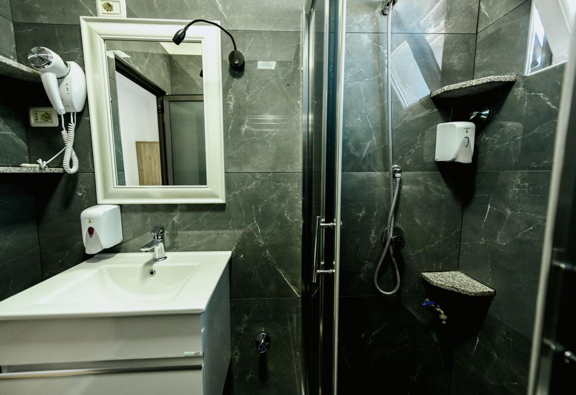Hotel Floga Shkodër Esterno foto